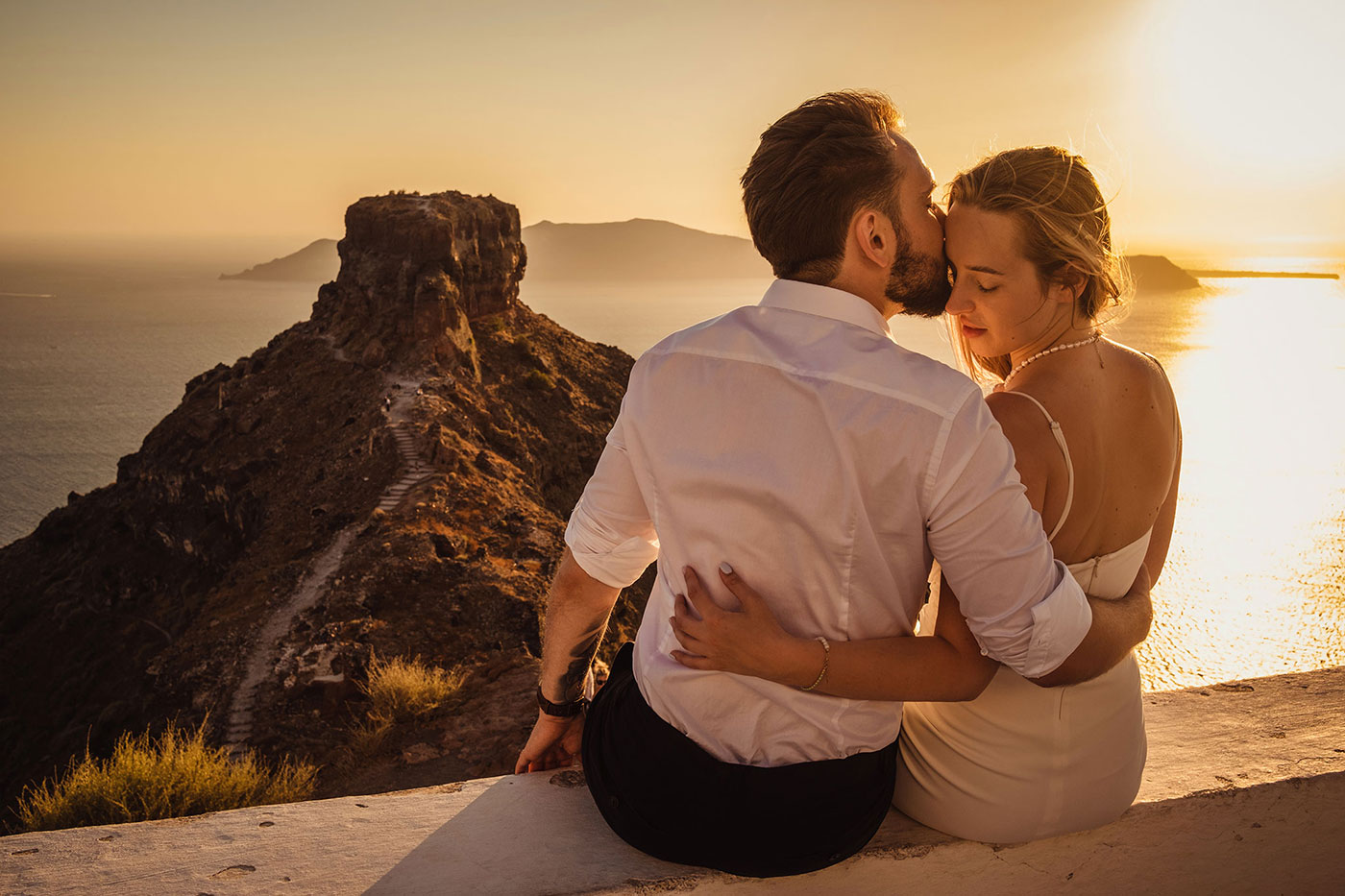 Sesja zdjęciowa na Santorini – zachód słońca i para zakochanych