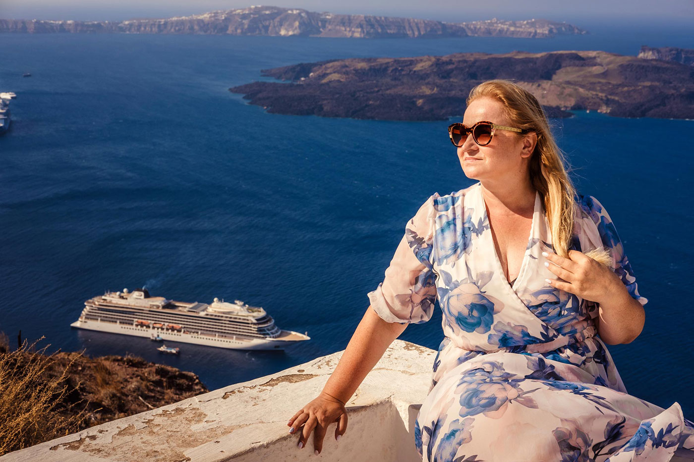 sesja kobieca na Santorini – portret w słońcu