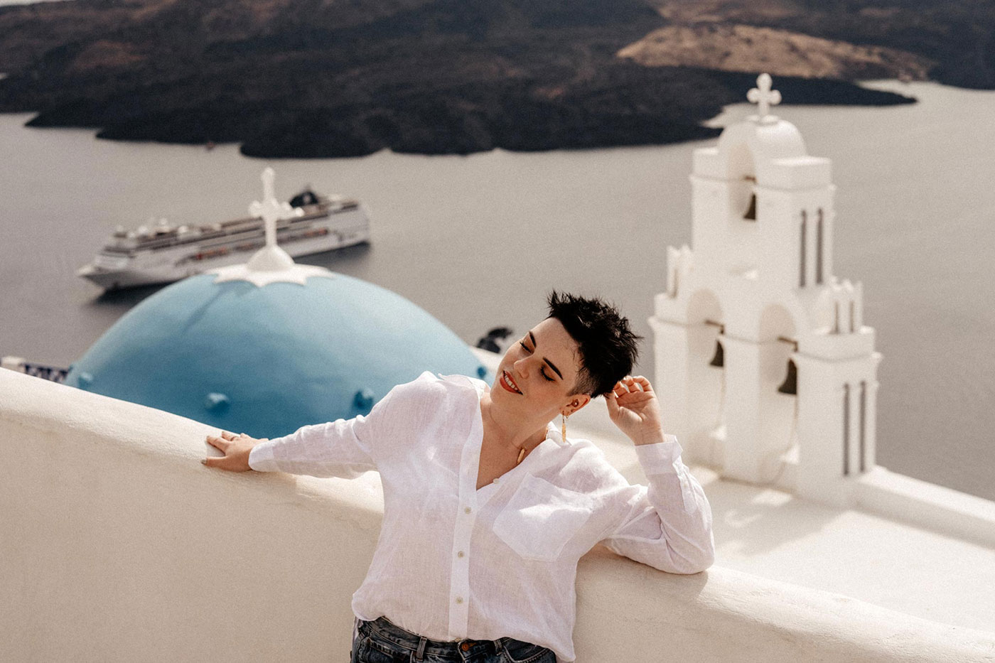 sesja kobieca – spontaniczny moment podczas zdjęć na Santorini