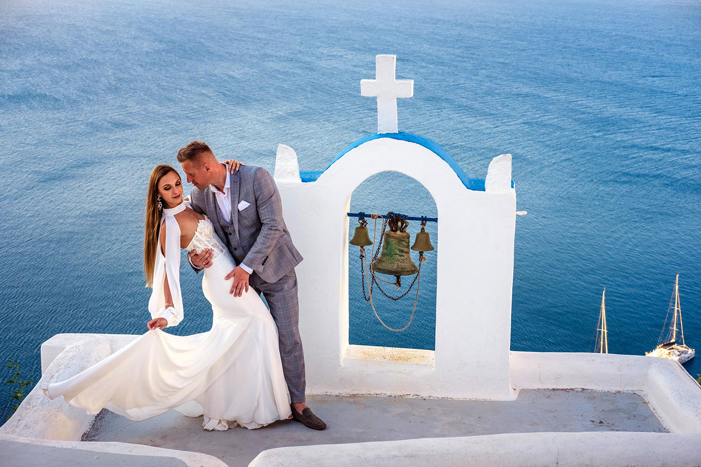 para młoda przy dzwonie z widokiem na morze – Santorini