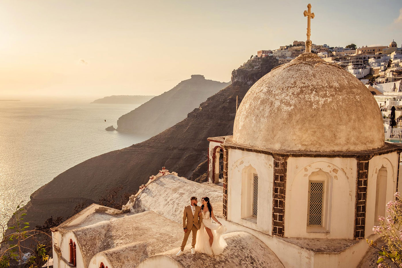 sesja ślubna na Santorini – spontaniczny uśmiech pary