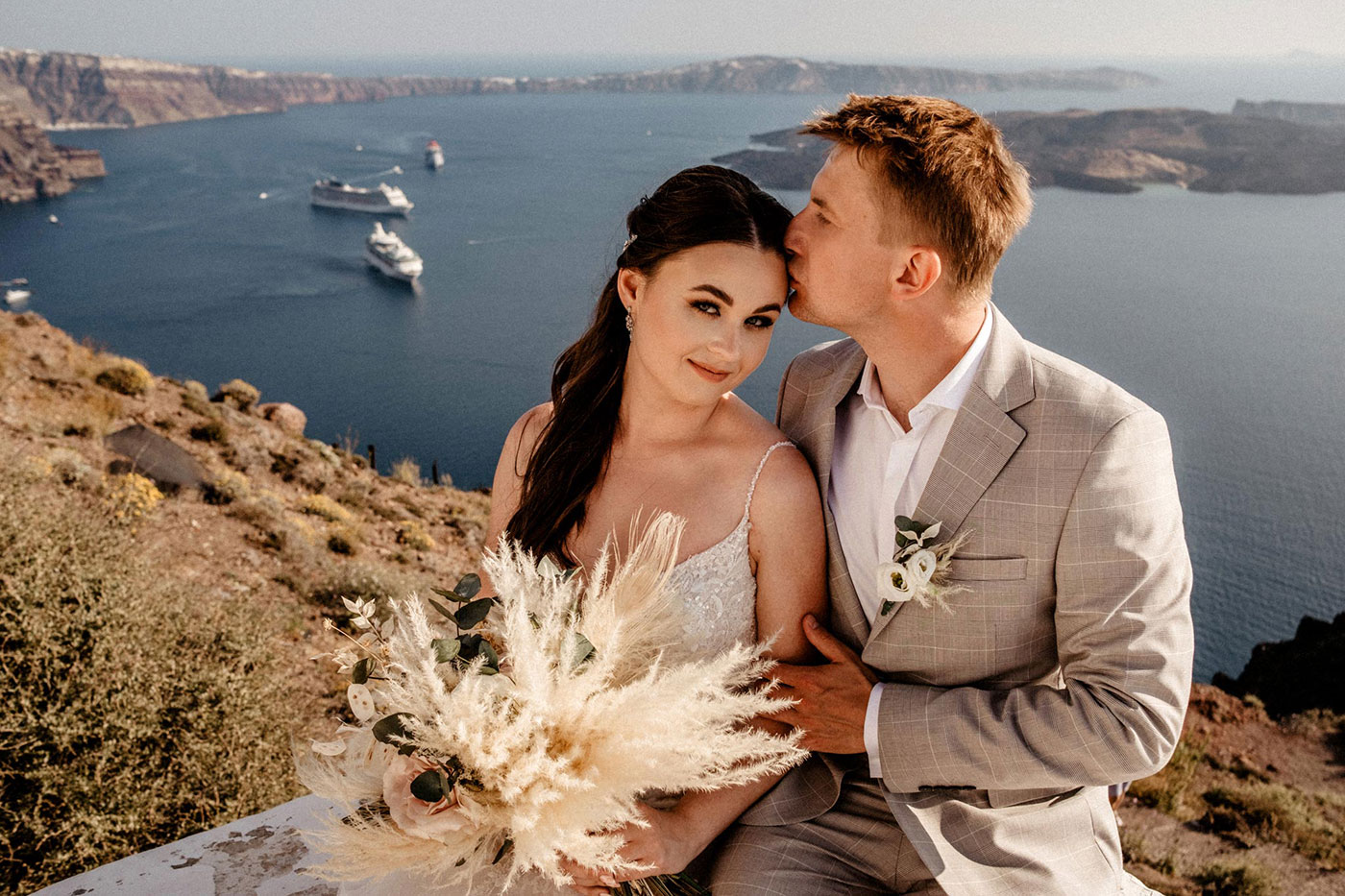 sesja ślubna na Santorini – para przytulona o zachodzie słońca