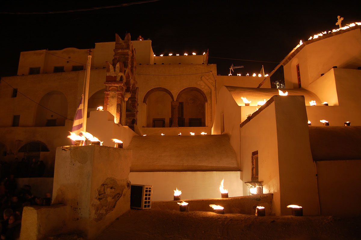 Niezapomniany Wielki Piątek na Santorini: 5 powodów, by przeżyć go w Pyrgos 5 Palenie ognia na Santorini w Wielki Piątek